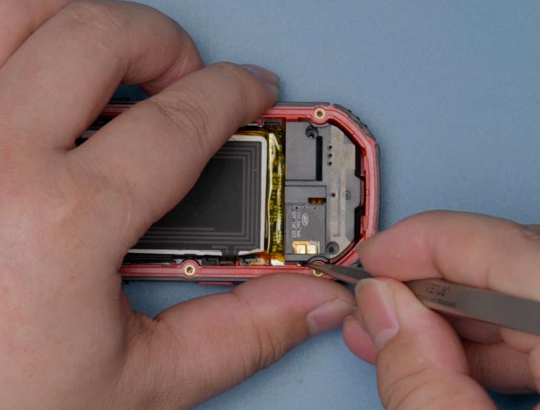 Unihertz Atom Battery Replacement Tutorial Step 04